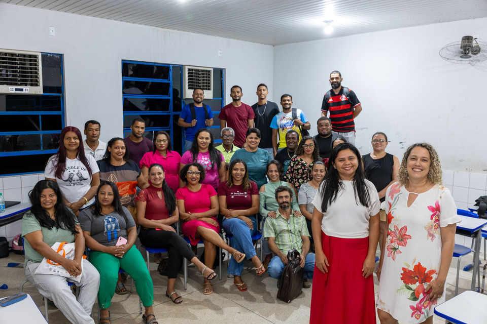 grupo de cerca de 30 estudantes reunidos em sala de aula